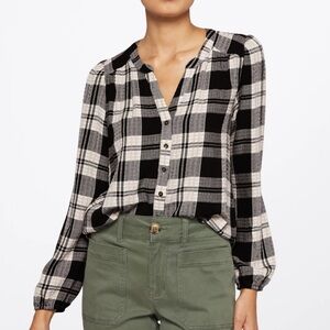 New MASON & BELLE
Aila Plaid Split‎ Neck Top